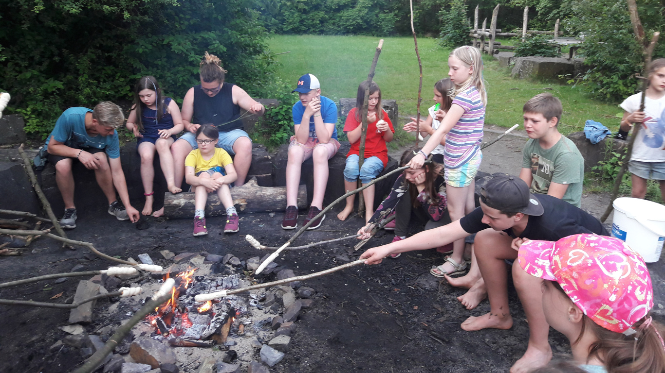 Lagerfeuer und Stockbrot