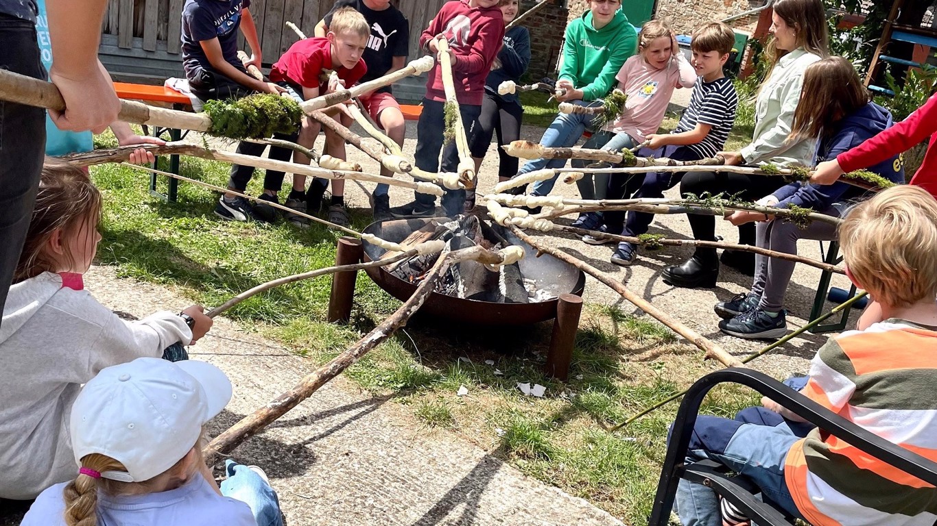 Lagerfeuer mit Stockbrot