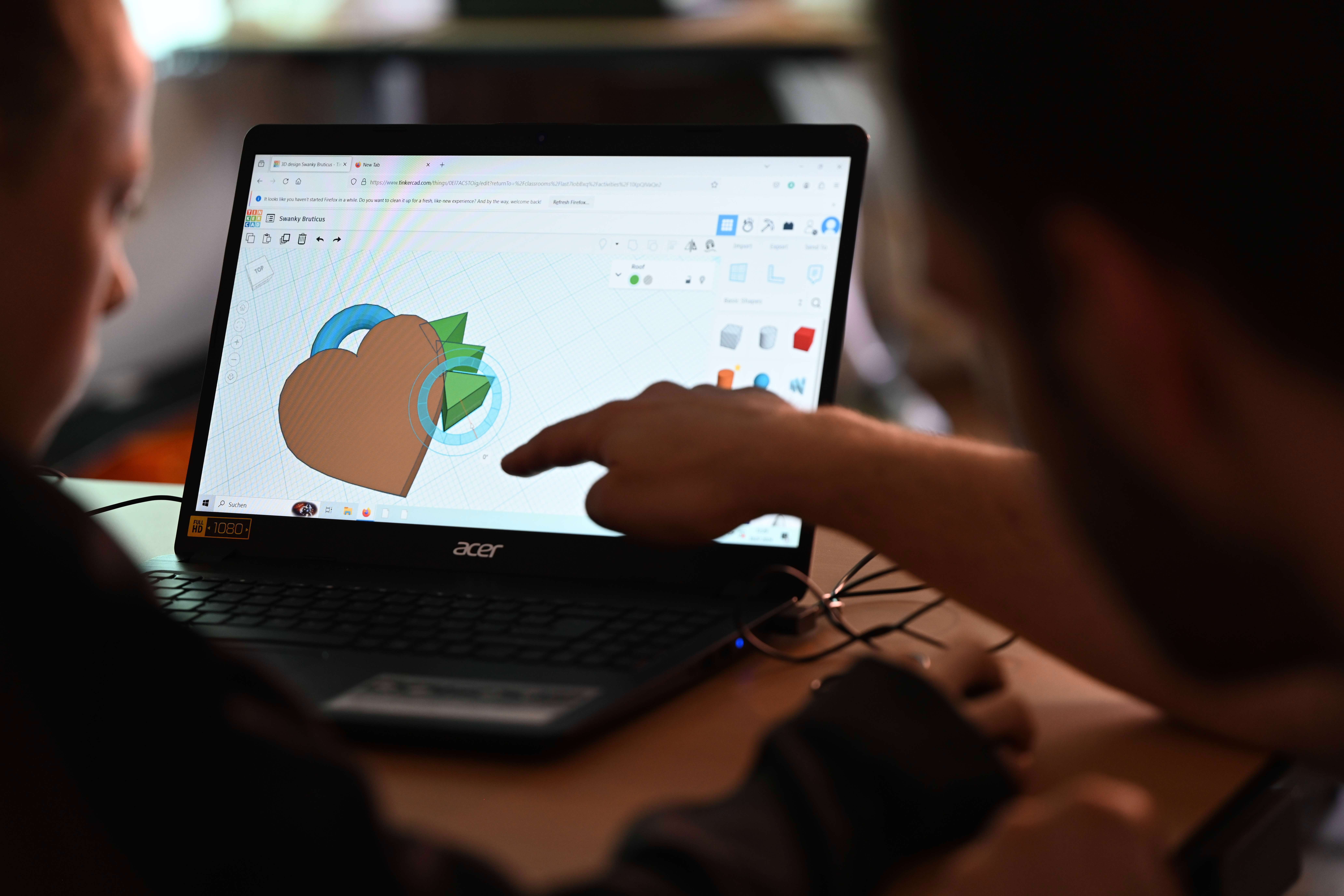 Programmieren eines Werkstücks am Laptop mit 3D-CAD-Programm