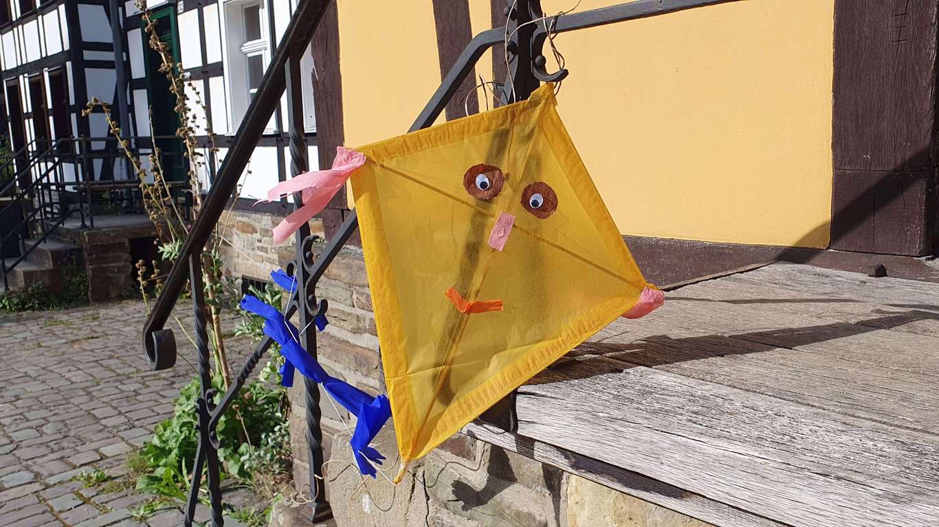 Klassischer Winddrachen aus Holzleisten und Papier