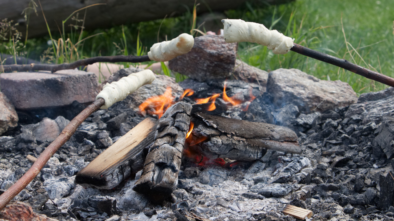 Stockbrot backen am Lagerfeuer