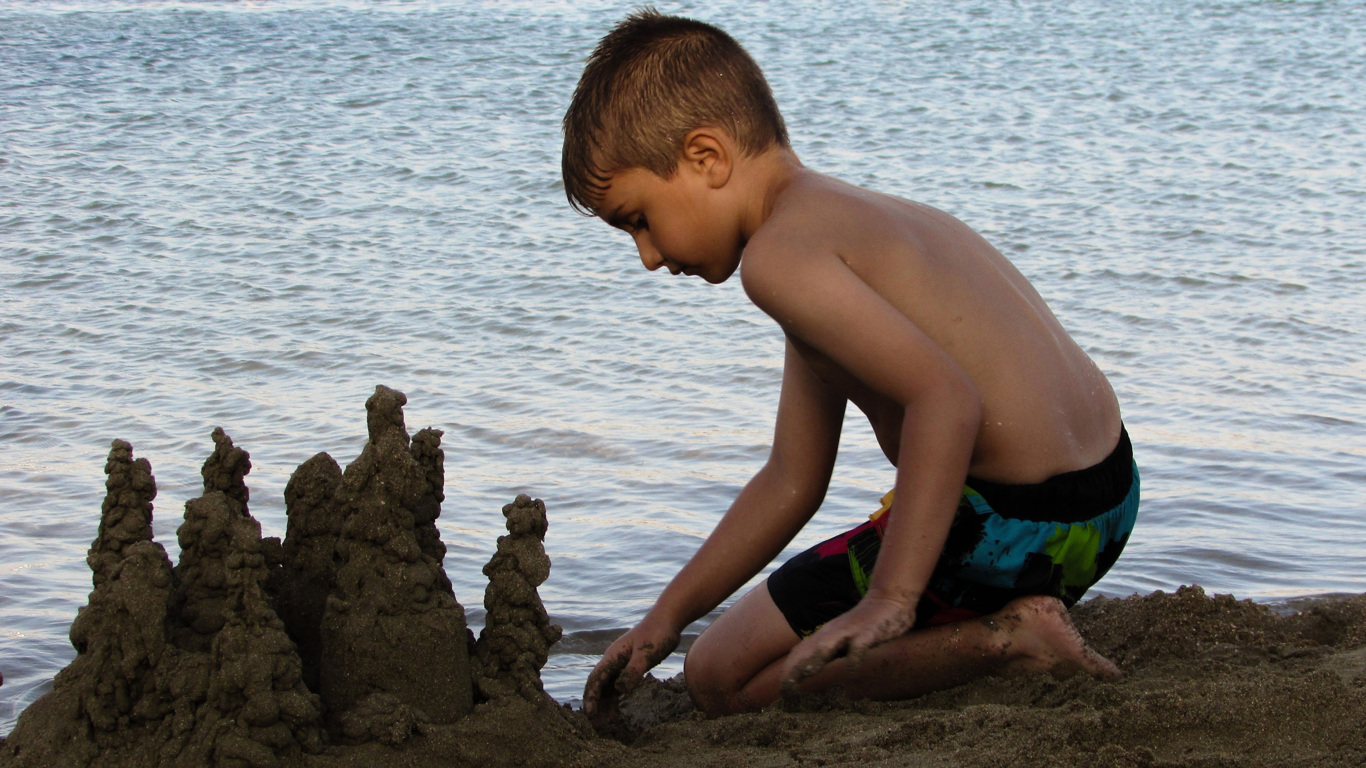 Strandburg bauen am Strand