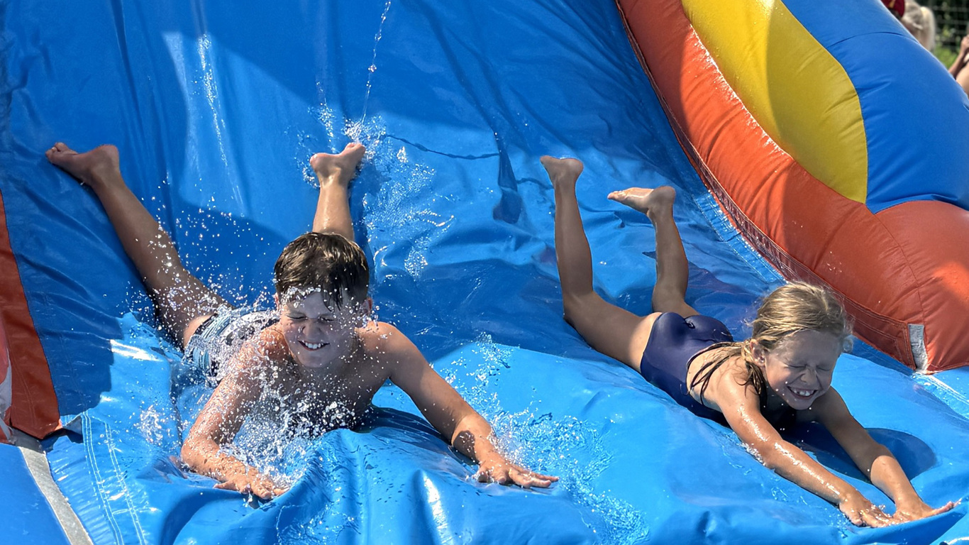 XXL-Wasserhüpfburg mit Rutsche