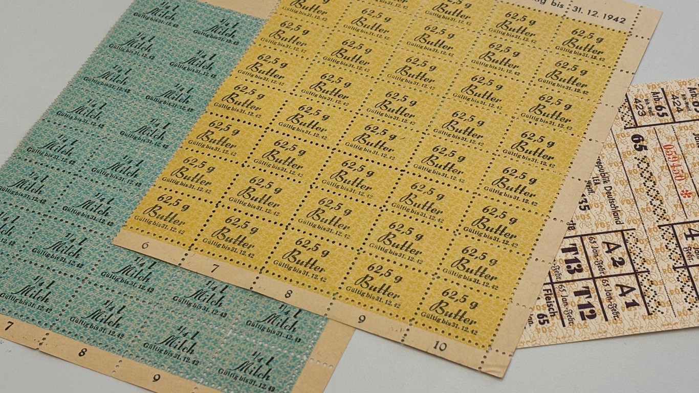 Original Lebensmittelmarken  aus der Nachkriegszeit werden zur Gestaltung von Bildern und Objekten genutzt